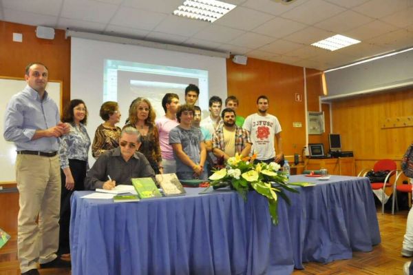 Alunos do 12.º ano do Curso Multimédia, autores do DVD, com Carlos Cavalcanti
