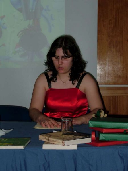 Maria da Fé a ler em Braille uma poesia de “Sertanidade”
