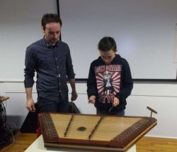 Imagem=1304_dulcimer01.jpg
Tamanho=49KB
Dimensão=1000x859
Data Envio=14 Jan, 2015 1304_dulcimer01.jpg