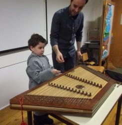 Imagem=1304_dulcimer03.jpg
Tamanho=70KB
Dimensão=983x1000
Data Envio=14 Jan, 2015 1304_dulcimer03.jpg
