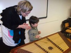 Imagem=1304_dulcimer04.jpg
Tamanho=53KB
Dimensão=1000x750
Data Envio=14 Jan, 2015 1304_dulcimer04.jpg