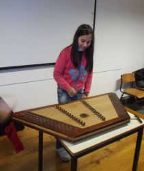 Imagem=1304_dulcimer06.jpg
Tamanho=51KB
Dimensão=847x1000
Data Envio=14 Jan, 2015 1304_dulcimer06.jpg