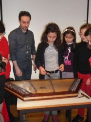 Imagem=1304_dulcimer08.jpg
Tamanho=55KB
Dimensão=750x1000
Data Envio=14 Jan, 2015 1304_dulcimer08.jpg